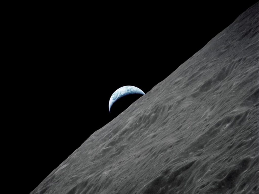 Terra crescente se eleva acima do horizonte lunar nesta fotografia sem data da NASA tirada da espaçonave Apollo 17 em órbita lunar durante a missão final de pouso lunar no programa Apollo em 1972. REUTERS/NASA/Handout/File Photo
