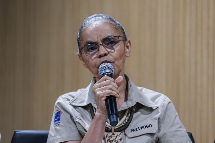 Ministra do Meio Ambiente, Marina Silva, durante entrevista coletiva sobre seca e incêndios no Amazonas - José Cruz/Agência Brasil