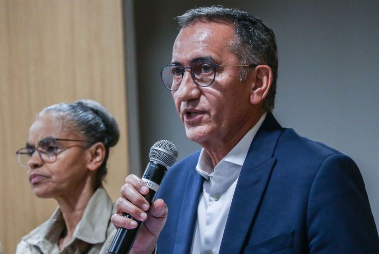 Ministro do Desenvolvimento Regional do Brasil, Valdez Gois, durante entrevista coletiva sobre seca e incêndios no Amazonas - José Cruz/Agência Brasil