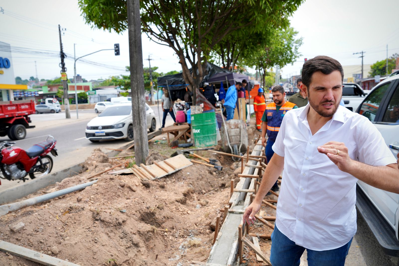 No-Dia-da-Arvore-prefeito-Renato-Junior-vistoria-obra-em-canteiro-central-e-reforca-preservacao-da-arborizacao-na-avenida-Margarita-